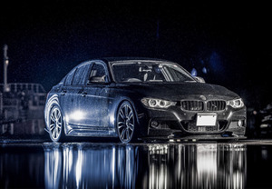 車のボディに映える曲線のカッティングシートが個性的