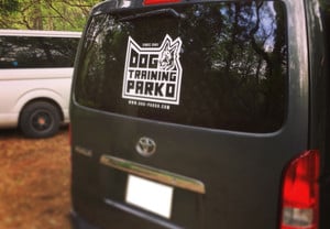 凛々しいワンちゃんのカッティングシールで愛犬をお出迎え