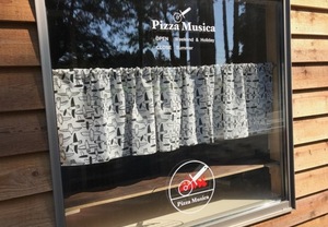 複数のカッティングステッカーを使い分けて、集客力UP！