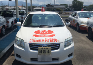 教習車のステッカーも、もちろんカッティング用シートで