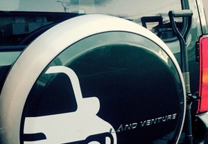 タイヤカバーのスペースにカッティング用シートを。