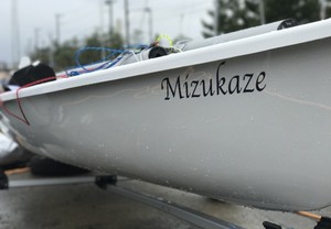 水に強い切り文字シールでヨットの名づけを