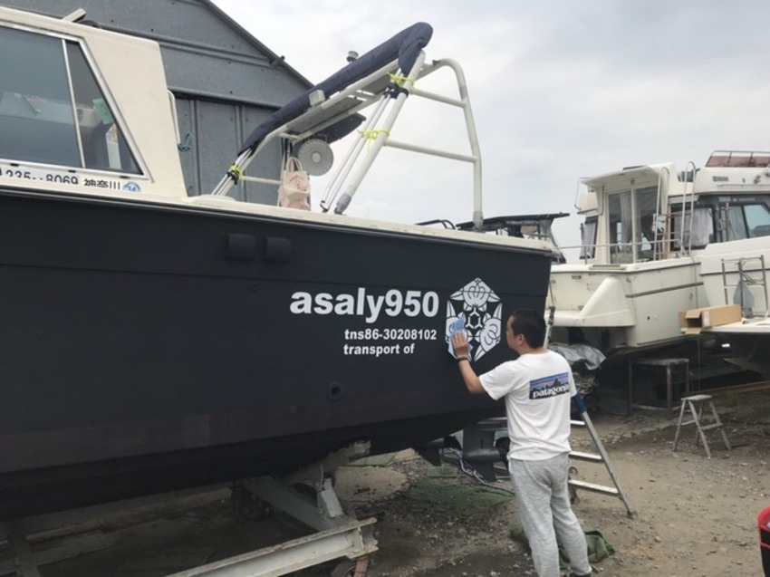 船舶に家紋のカッティングシートを施工中その2