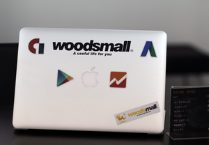 無機質なビジネスツールにアクセントを添えるカッティングステッカー