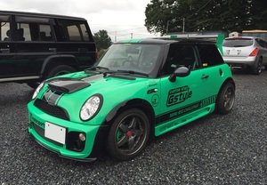 カッティングステッカーでスピード感を演出