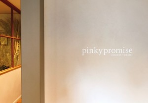 カッティングステッカーでお客様をお出迎え