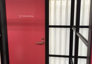 スタイリッシュなエントランスにカッティング用シートでアクセントを