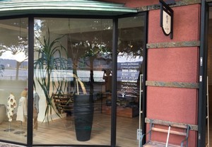 ショーウィンドウのブランドロゴは切り文字シールにおまかせ