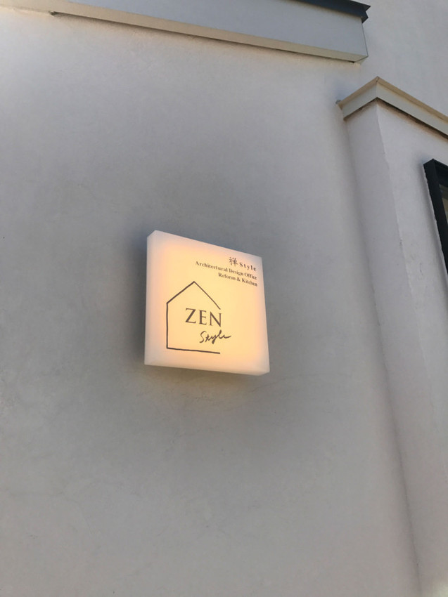 電飾看板に貼られたカッティングシート 斜め引き