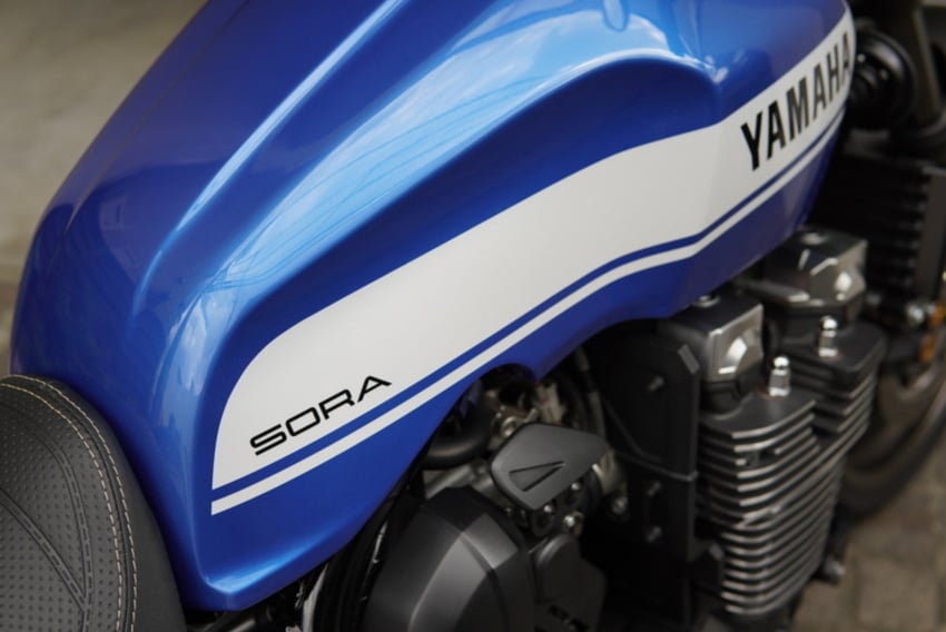 バイクの燃料タンクに貼られたカッティングシートを右から