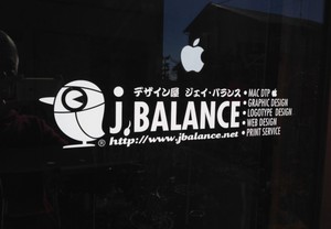 カッティングシートで作るオフィスの個性を活かしたエントランス