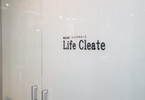 白いドア+黒いカッティングシートというシンプルさのイマジネーション