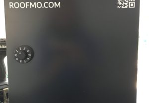 カッティングステッカーを貼るときは、“スキージー”が便利です！