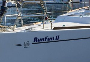 青い海に浮かぶ白いヨットを飾る、“キングブルー”のカッティングシート！