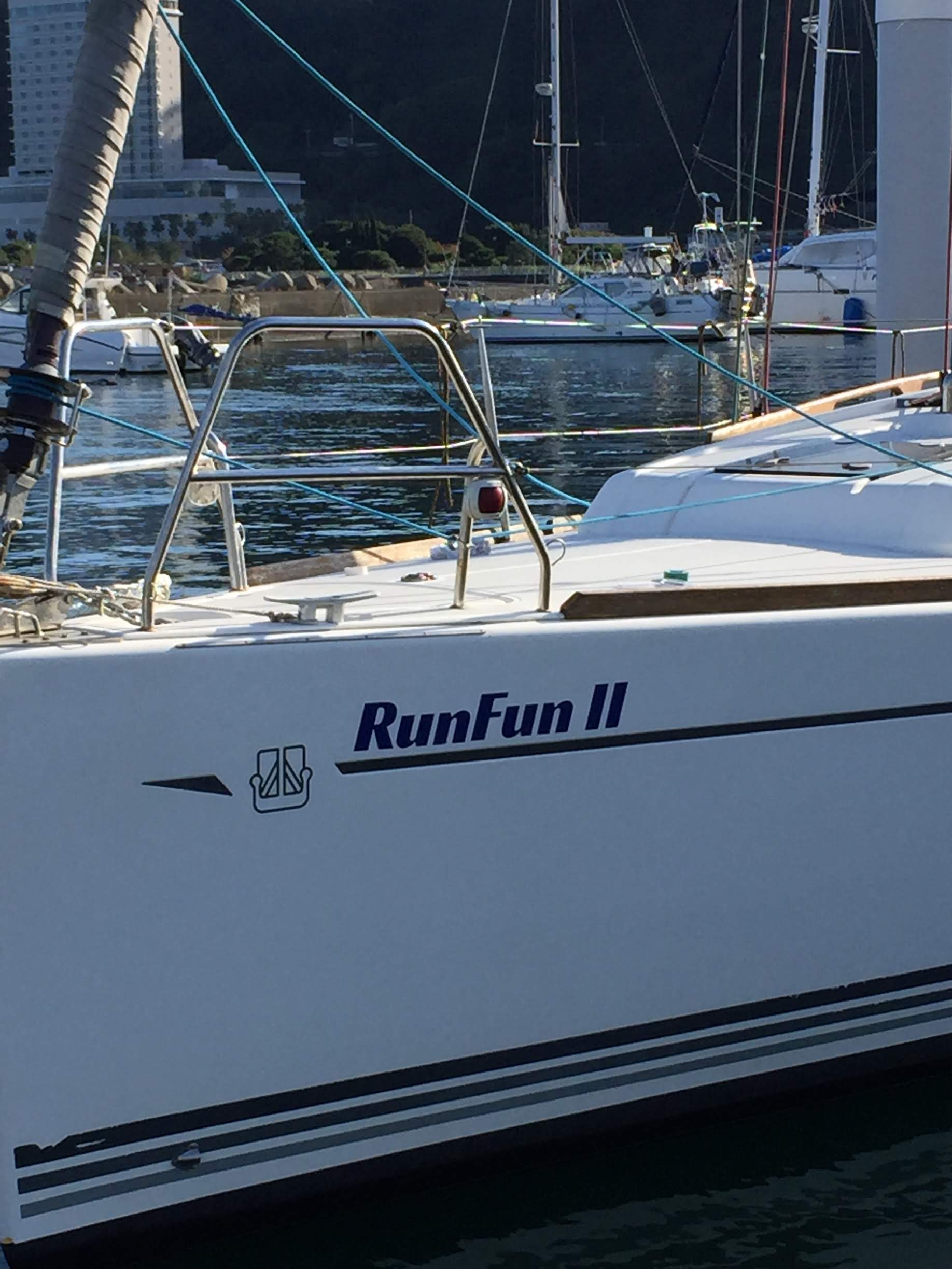 青い海に浮かぶ白いヨットを飾る、“キングブルー”のカッティングシート