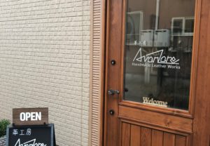 自作の店名ロゴをラメシートのカッティングステッカーで制作