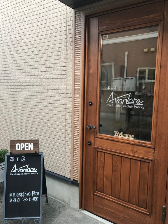 お店のガラスドアに貼られたカッティングシート