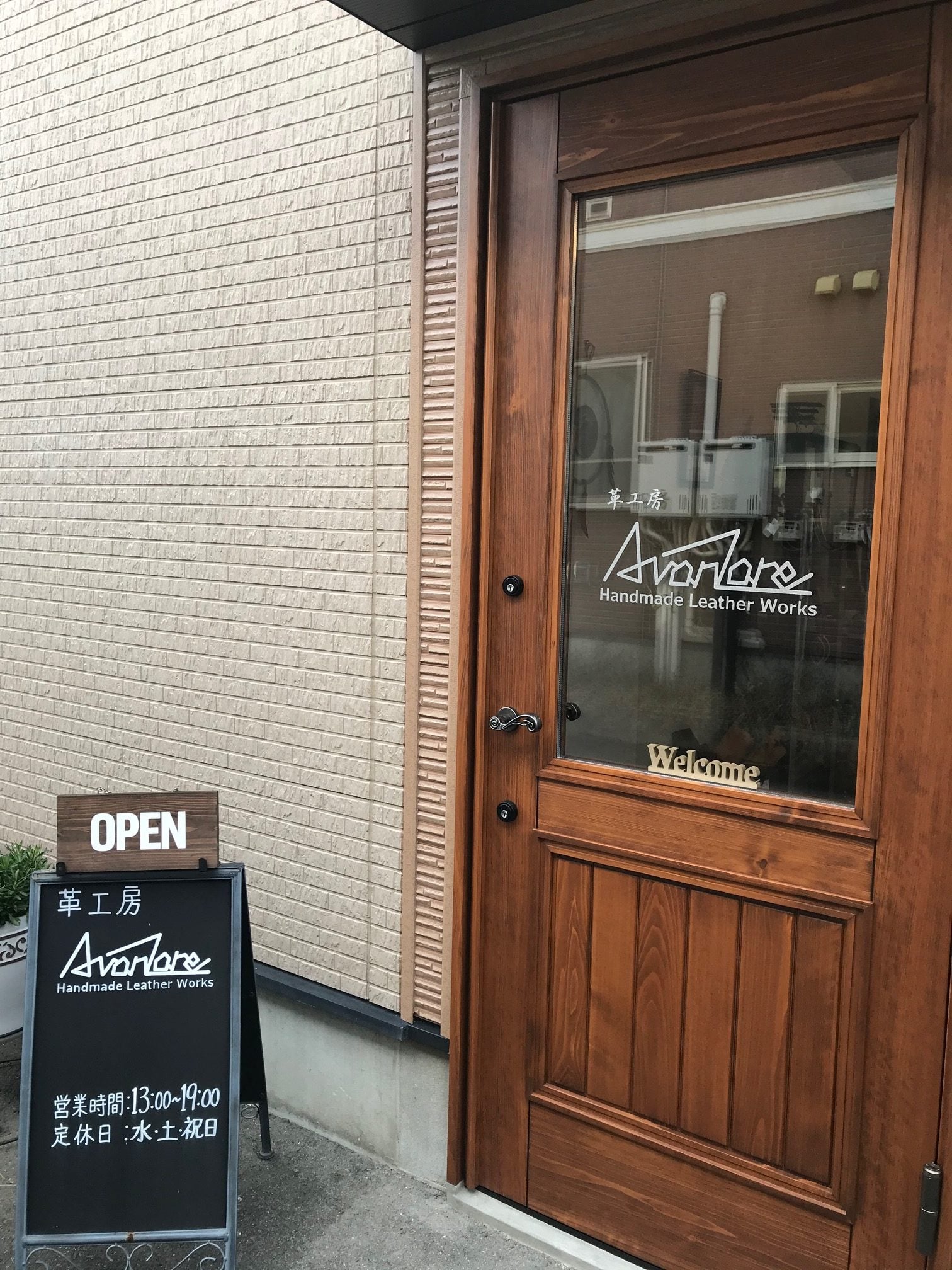 自作の店名ロゴをラメシートのカッティングステッカーで制作 - 国内 