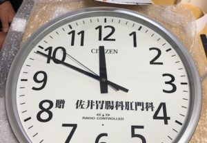 カッティングステッカーが、長く時を刻む時計とともに