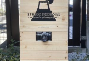 カメラがのぞくナチュラルな看板に、カッティングシートの富士山が堂々と