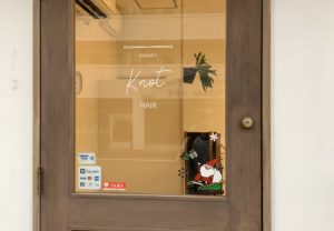 手書き風のカッティングステッカーから温かみを感じるヘアサロン