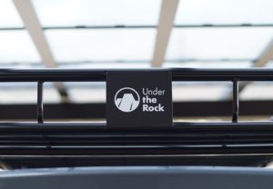 ロッククライマーの姿を想像してしまうカッティングシートです