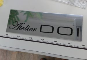 2種類の字体がおしゃれな表札も、カッティングシートで作ることが可能です