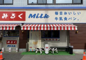 カッティングシートが、牧場を思わせる食パン屋さんの雰囲気作りに一役買っています