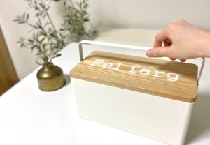 ナチュラル＆シンプルな裁縫箱にホワイトのカッティングステッカーが映えています