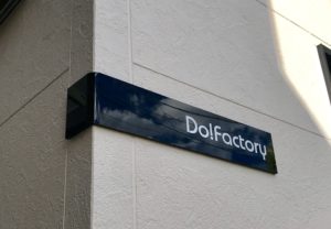 社名表示板としてカッティングステッカーをご使用くださっています！