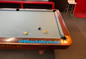 歴史あるビリヤード場にライトブルーのカッティングステッカーが仲間入り