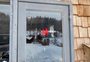 暖かさが伝わってきます！　ゆらめく炎とくべられた薪をカッティングステッカ―で表現