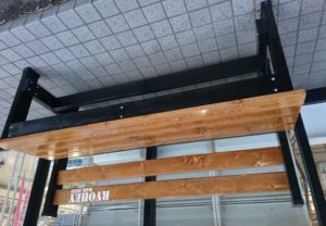 カッティングステッカーが目印。リョウヘイさんのベンチが憩いの場に