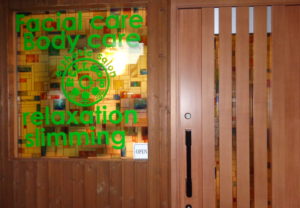 癒やし効果がある緑色で作成したカッティングステッカーが、エステサロンの看板代わりに