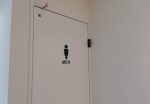 白い壁やドアにすっきり映える、カッティングシートで作ったピクトグラム