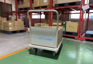 カッティングシートでかわいく変身！　今日もこの台車で商品が届けられています