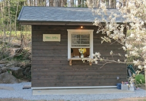 緑の癒やしスポット感を演出する「ライトグリーン」のカッティングシート