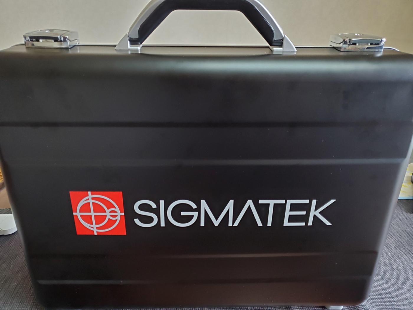 黒いアタッシュケースにカッティングシートのカラーが際立ちます