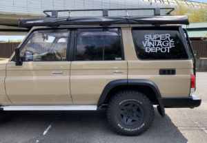 車の窓を飾るのは、ビンテージのキャンプグッズ店のカッティングシート