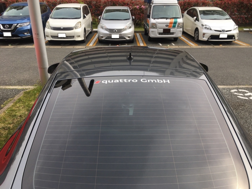 自動車のルーフに貼ったカッティングシートの全景