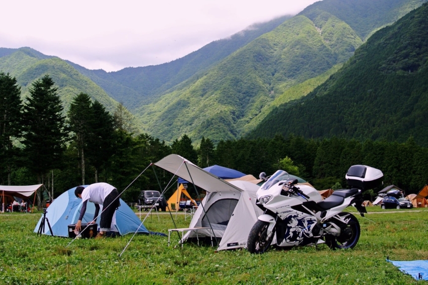 カッティングシートが貼られたバイクでキャンプ