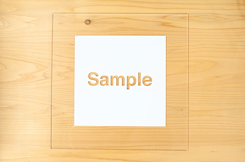 カッティングシートをアクリルボードに貼った-背景を残したデザイン