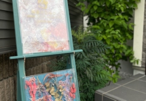 カッティングシートを貼った透明ボードと背景の模様が見事に合体