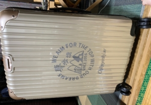 でこぼこ面にも貼れるカッティングシート。山仲間との思いがこもっています