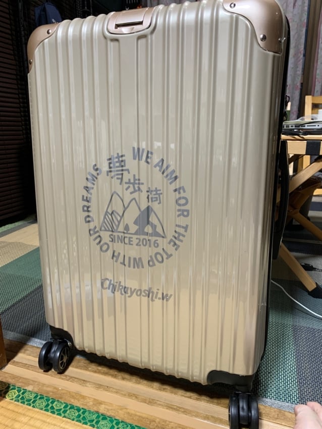 スーツケースに貼られた円形のカッティングシート