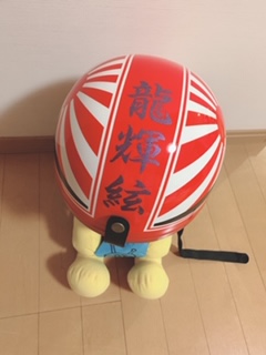 ヘルメットに貼られたカッティングシート