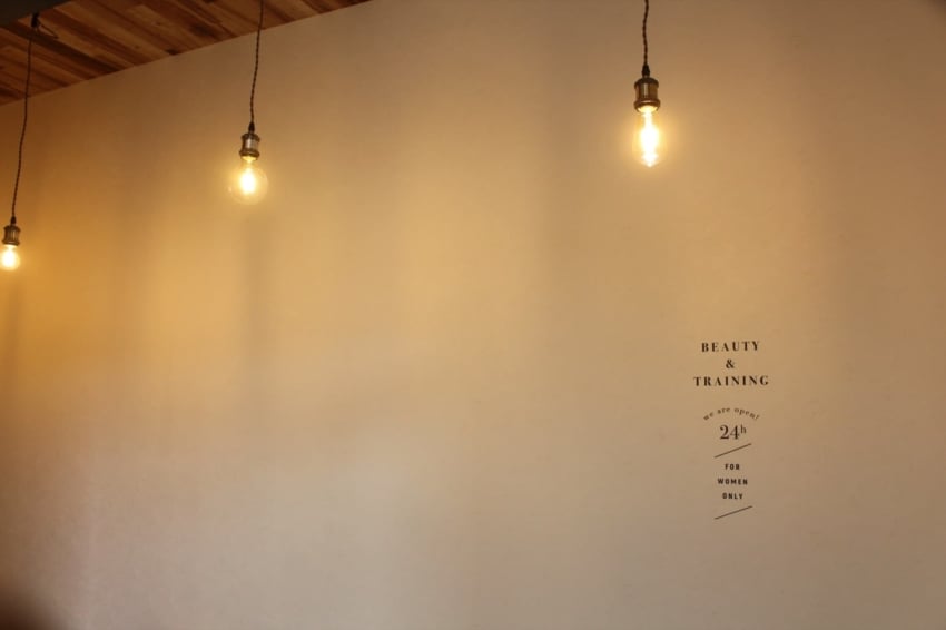 白い大きな壁に可愛らしく貼られたカッティングシート