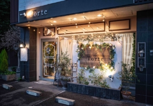 グリーンと花に囲まれたかわいらしい外観になじんだカッティングシート