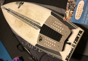 使い込まれたサーフボードを遊び心感じるカッティングシートで、さらにかっこよく