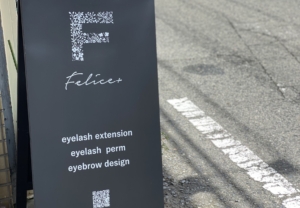 手描きしたロゴのカッティングシートを貼ってかわいい看板に